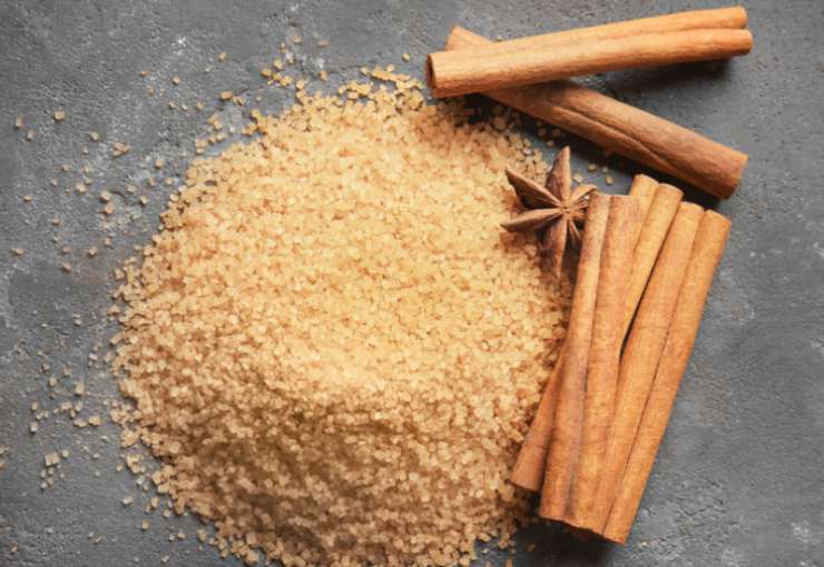 In una ciotola mescoliamo un paio di cucchiai di zucchero semolato e uno di cannella. Intanto spennelliamo il burro fuso sulle strisce di sfoglia;