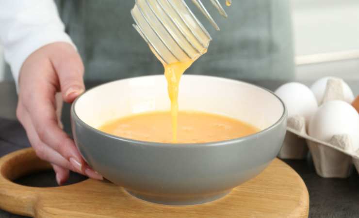 Andiamo a sbattere le uova con sale e pepe e poi iniziamo ad impanare: rotoliamo le fettine di cavolfiore prima nella farina, poi immergiamole nell’uovo sbattuto e infine impaniamole col pangrattato;