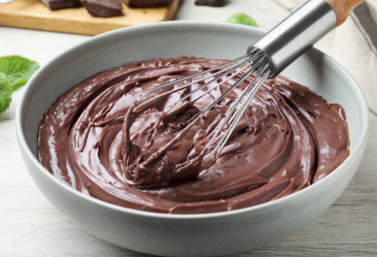 Riversiamo intanto il mascarpone in una ciotola e uniamo la crema alla nocciola. Lavoriamo con un frullino per mischiare le due creme e ottenere un unico composto omogeneo;