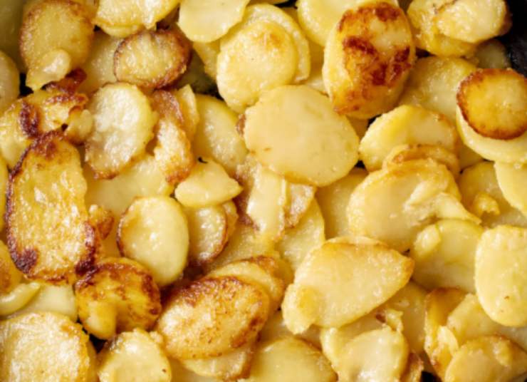 In una padella capiente e dai bordi alti riversiamo un paio di giri d’olio d’oliva e uniamo la cipolla tritata. Lasciamo dorare e adagiamo le fettine di patate cercando di non sovrapporle troppo. Facciamole dorare il tempo necessario e capovolgiamo;