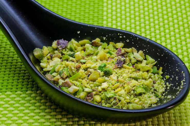 Accorpiamo alla besciamella ottenuta la granella di pistacchi e mescoliamo per bene, insaporendo con sale e pepe a nostro gusto, ma anche con gli aromi che preferiamo;