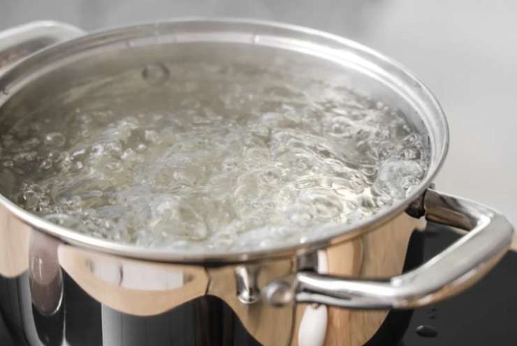 Caliamo la pasta quando la pasta arriva a bollore e dopo aver salato. Quando la pasta sarà cotta scoliamola e riversiamola nella padella con la crema di panna e gorgonzola.