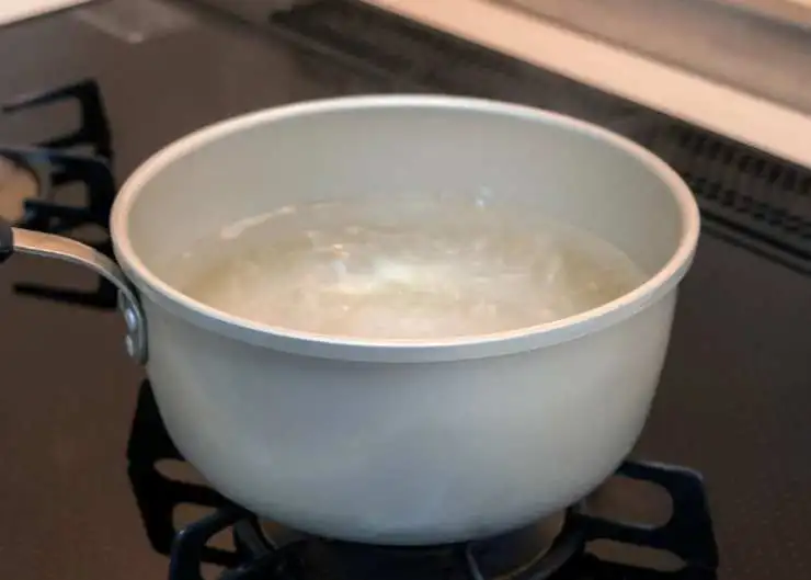 Mentre le salsicce iniziano a dorarsi portiamo sul fuoco la pentola con l’acqua per la cottura della pasta e facciamo arrivare a bollore. Saliamo l’acqua e caliamo il formato di pasta scelto;