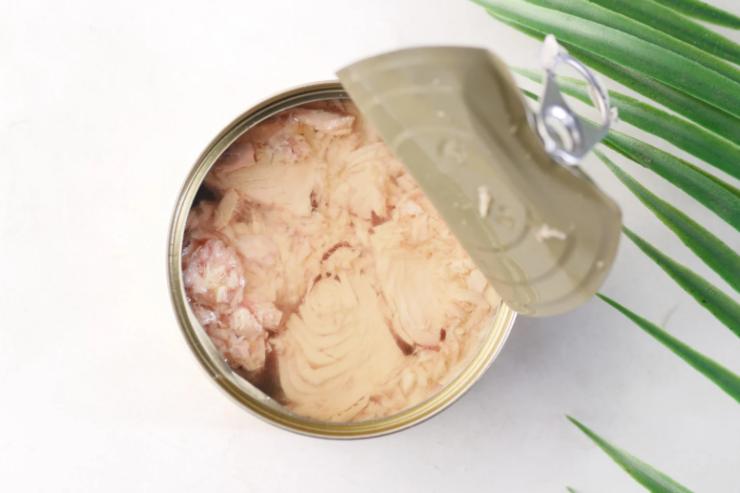 Caliamo la pasta appena a bollore dopo aver salato l’acqua. Intanto sgoccioliamo l’olio e uniamolo in padella dopo aver rimosso lo spicchio di aglio. Uniamo un goccio di acqua di cottura al tonno e lasciamo cuocere un paio di minuti;