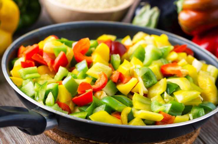 Accorpiamo la cipolla e i peperoni e saltiamo per un paio di minuti a fiamma dolce, poi copriamo con un coperchio e facciamo cuocere a fiamma dolce per circa un quarto d’ora, rimescolando di tanto in tanto;