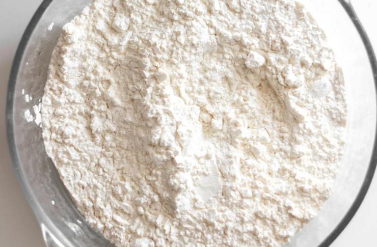 In una ciotola setacciamo le due farine e accorpiamo, poco alla volta, l’acqua e iniziamo ad impastare con un mestolo di legno e poi con le mani;