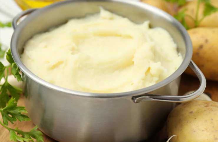 Scoliamo e sgoccioliamo le patate e schiacciamole per ridurle in crema. Uniamo gli spinaci e il formaggio dolce a pezzetti, quindi amalgamiamo e accorpiamo l’uovo leggermente sbattuto;