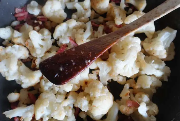 Copriremo con acqua quanto basta e poi con un coperchio e lasceremo cuocere i due ingredienti fino a quando non saranno teneri. Lasceremo assorbire eventuale acqua in eccesso togliendo il coperchio e poi li uniremo in un solo tegame;