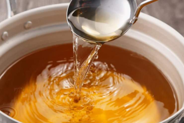 Faremo tostare il riso un paio di minuti, rimescolando, poi uniremo i primi coppini di brodo. Lasceremo cuocere, sempre mescolando di tanto in tanto e uniremo altro brodo all’occorrenza. Quando il riso sarà quasi cotto accorperemo le salsicce sbriciolate miste alla cipolla e uniremo un altro po’ di brodo;