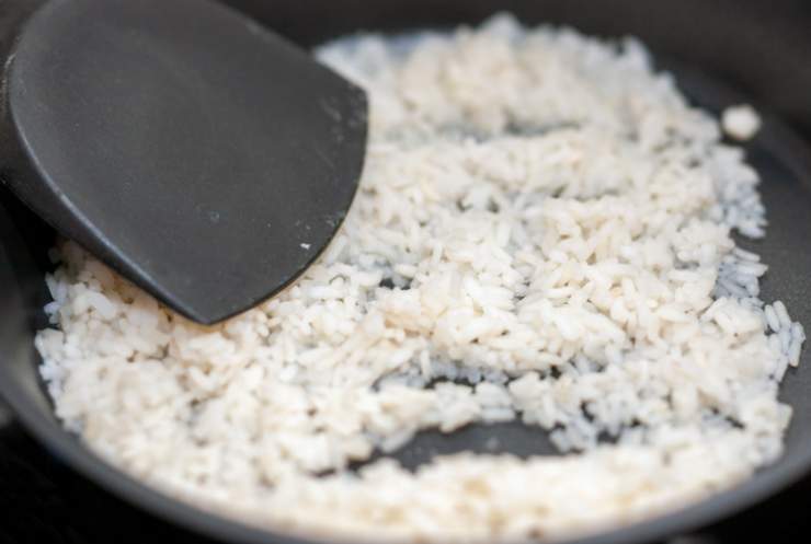 Lasceremo dorare la salsiccia per qualche minuto, poi uniremo la cipolla ben tritata. Sfumeremo col vino bianco e lasceremo assorbire, quindi sposteremo la carne dorata in una ciotola e nella padella riverseremo il riso;