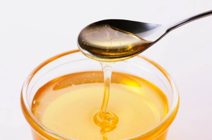 In un tegame riversiamo il miele e portiamo sul fuoco a fiamma dolce. Lasciamo sciogliere fino a farsi quasi liquido e andiamo ad unirlo alle polveri. Lavoriamo prima con una spatola e poi passiamo ad impastare con le mani;