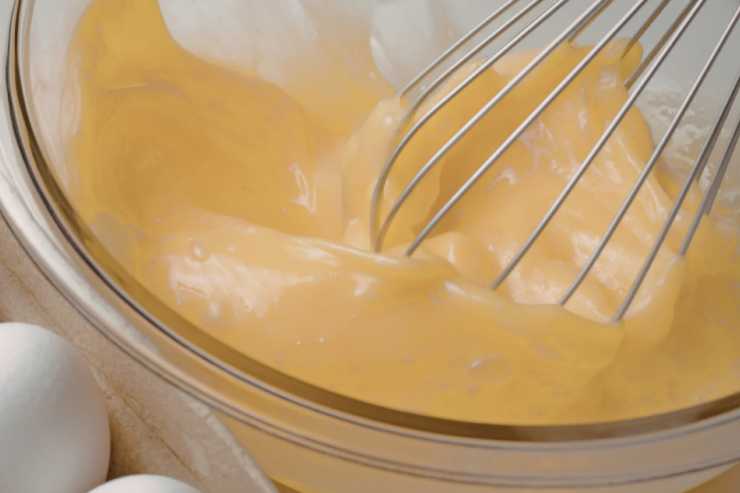 In una ciotola andiamo a rompere le uova e intanto sciogliamo il burro a bagnomaria. Alle uova uniamo lo zucchero e lavoriamo con un frullino, quindi accorpiamo il burro fuso e poi il caffè ormai freddi;