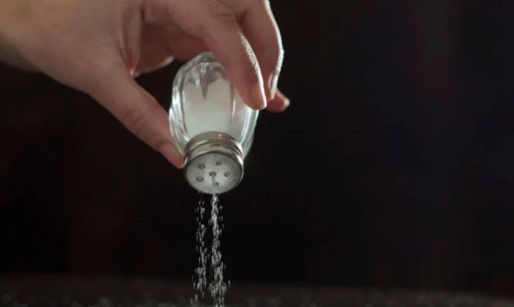 Uniamo adesso i pezzi di mortadella e mescoliamo nel composto. Insaporiamo con un pizzico di sale, pepe e con gli aromi che preferiamo;