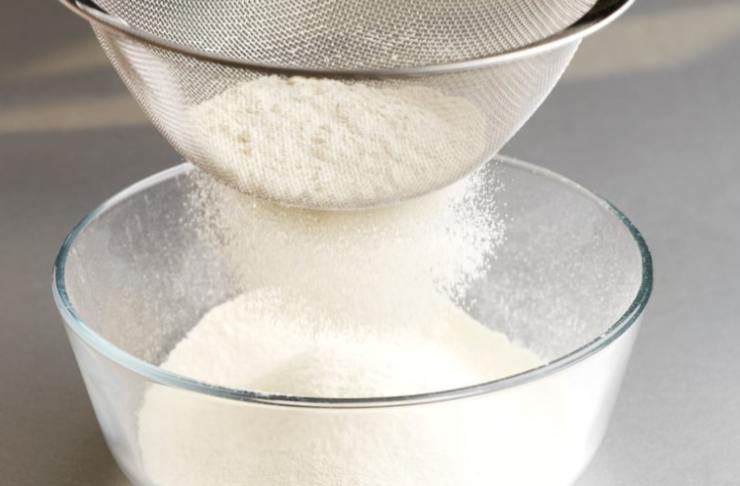 Uniamo le due farine in una ciotola e uniamo il latte a filo e poco alla volta accorpiamo anche lo zucchero e le uova, una alla volta, iniziando ad impastare;