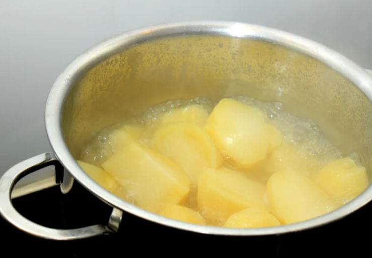 Copriremo con un coperchio e lasceremo cuocere il tempo necessario ad ammorbidire sia le patate che i broccoli, rimescolando di tanto in tanto e aggiungendo brodo quando serve;