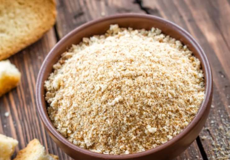 Prepariamo una pirofila da forno e imburriamola, poi al suo interno riversiamo la verza. Inumidiamo la superficie con un goccio d’olio d’oliva e spolveriamo con il pangrattato.