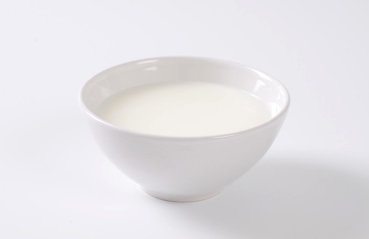 Andremo ora a riversare il latte in una ciotola e a tagliare il pandoro a pezzetti (se decidiamo di usarlo al posto dei savoiardi). Inzupperemo il pezzi di pandoro (o i savoiardi) nel latte a temperatura e formeremo un primo strato di base sul fondo dell’insalatiera posizionando un pezzo accanto all’altro anche lungo i bordi.