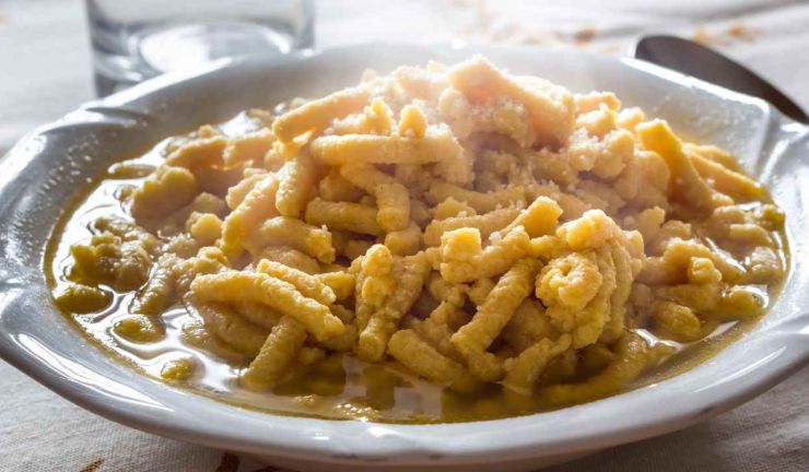 Scolateli con una schiumarola e trasferiteli in un piatto fondo. Condite con il brodo di carne o vegetale caldo come da tradizione oppure con burro fuso e salvia per una variante più intensa. Servite immediatamente, in modo che restino caldi e morbidi.