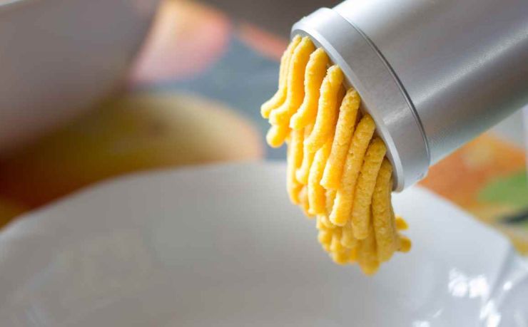 Riempite lo schiacciapatate o lo speciale ferro per passatelli con l’impasto: premete direttamente nell’acqua bollente salata, tagliate i passatelli alla lunghezza di circa 4/5 centimetri lasciandoli cadere nella pentola. Cuocete fino a quando i passatelli salgono in superficie, segnale che sono pronti.