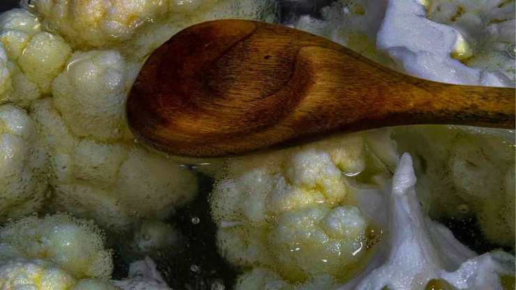 Coprite con il coperchio leggermente aperto per far uscire il vapore in eccesso e fate cuocere per circa 35/40 minuti senza aggiungere altra acqua e mescolando di tanto in tanto. Il cavolfiore dovrà sfaldarsi e diventare cremoso. A questo punto aggiungete la pasta direttamente nella pentola ed iniziate la cottura.