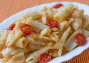 piatto di pasta e patate con pomodorini