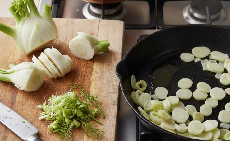 Iniziate tagliando i finocchi a fette sottili. Non buttate o ciuffetti verdi: tritateli finemente, sono ricchi di oli essenziali digestivi. Mettete sul fuoco una pentola con abbondante acqua salata per la pasta e portatela a bollore. Fate sciogliere i filetti di acciuga in un filo d’olio evo, quindi unite i finocchi e stufateli aggiungendo poca acqua finché diventano tenerissimi.