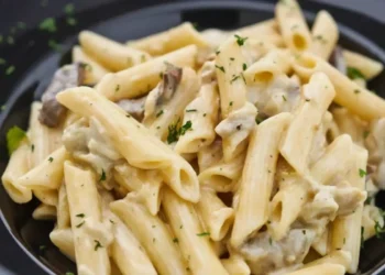 piatto di pasta con ricotta e salsicce