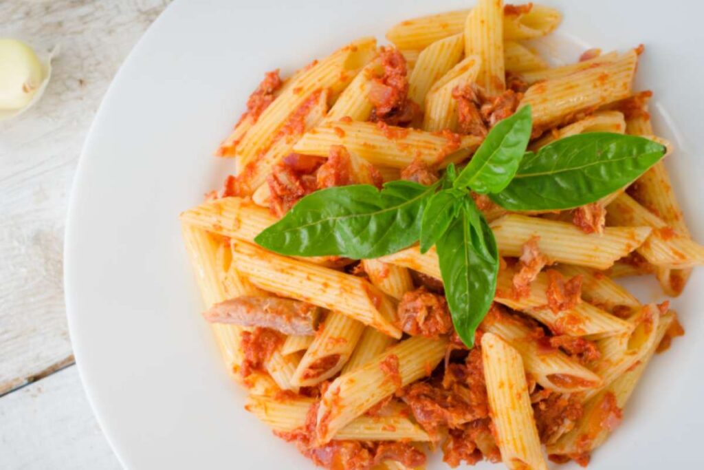 piatto di pasta con tonno e pomodoro