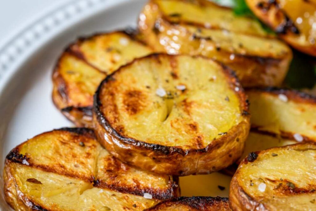 vassoio con patate grigliate