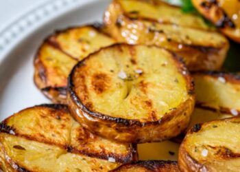 vassoio con patate grigliate