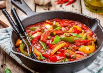 peperonata in padella con pomodoro