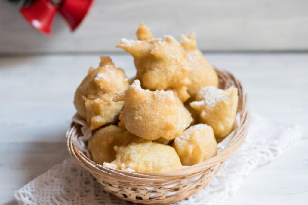 pettole pugliesi in versione dolce con zucchero a velo