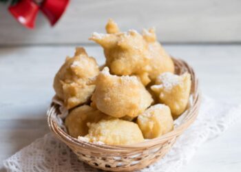 pettole pugliesi in versione dolce con zucchero a velo