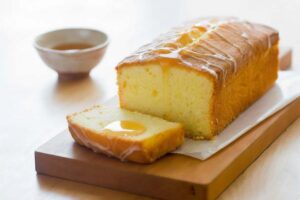 plumcake al miele su tagliere di legno