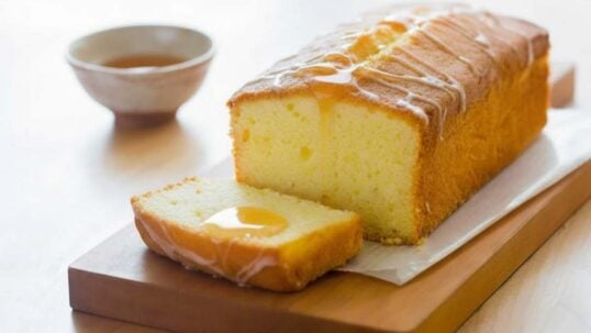 plumcake al miele su tagliere di legno