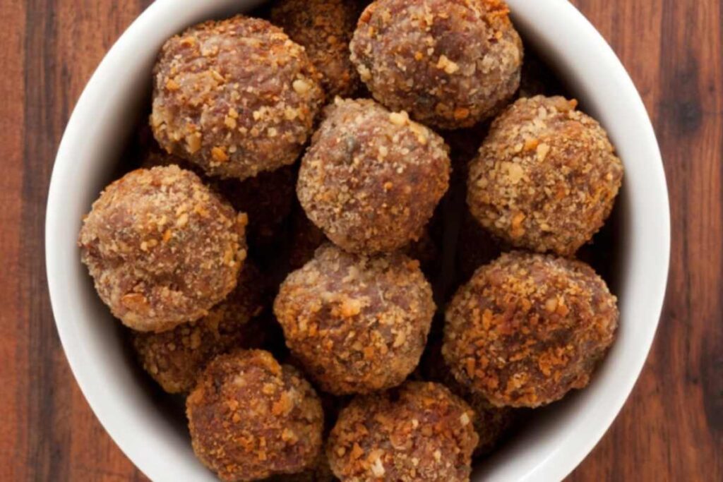 polpette di lenticchie in piatto bianco