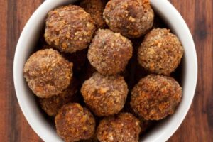 polpette di lenticchie in piatto bianco