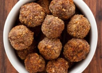 polpette di lenticchie in piatto bianco