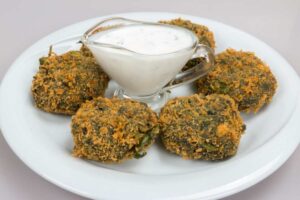 polpette patate spinaci piatto con polpette di spinaci e patate