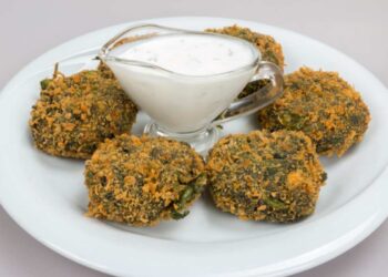 piatto con polpette di spinaci e patate