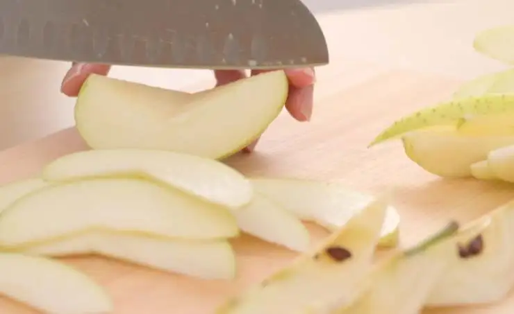 Iniziamo lavando le mele e sbucciandole, quindi andiamo a tagliarle a fettine sottili;
