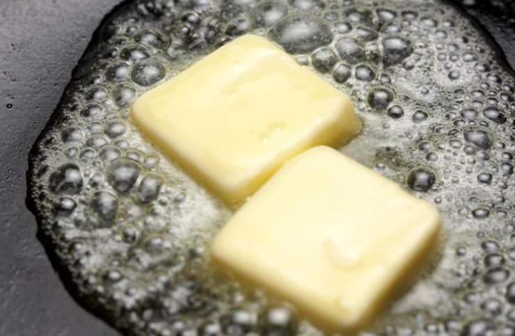 Andiamo a riversare il burro in un tegame e sciogliamo a bagnomaria;