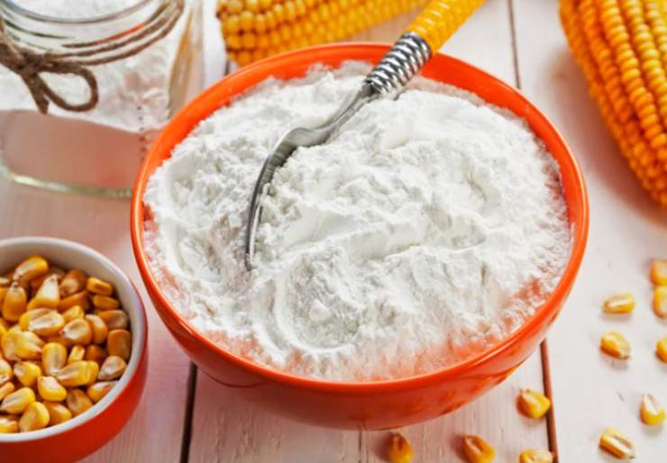 Andiamo a sciogliere l’amido di mais in un po’ di latte freddo, mescolando bene con una frusta per evitare la formazione di grumi;