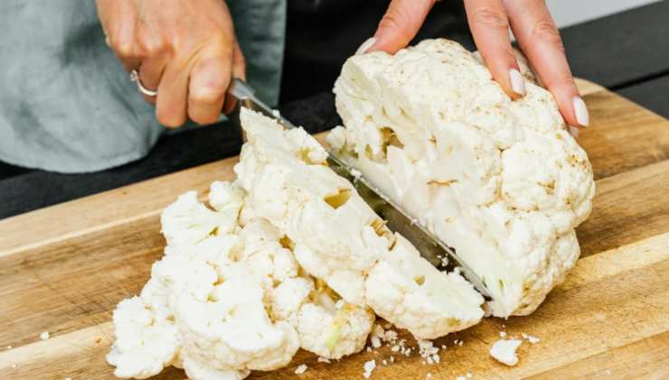 Laviamo con cura il cavolfiore e puliamolo, quindi tagliamolo a fette spesse circa mezzo centimetro;