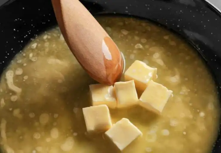 Iniziamo sciogliendo i 20 grammi di burro a bagnomaria e, intanto, rompiamo l’uovo in una ciotola e sbattiamo con una forchetta. Aggiungiamo il latte a temperatura alle uova e poi uniamo anche il burro, amalgamando il tutto;