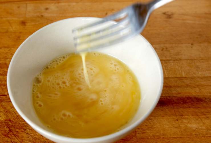 Iniziamo rompendo le uova in una ciotola capiente, aggiungiamo il latte e mescoliamo bene con una forchetta fino a ottenere un composto omogeneo. Spolveriamo gli aromi che preferiamo;
