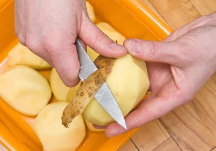 Per prima cosa andiamo a lavare le patate, sbucciamole e tagliamole a fettine sottili, quindi tamponiamo con della carta assorbente per asciugare l’acqua in eccesso;