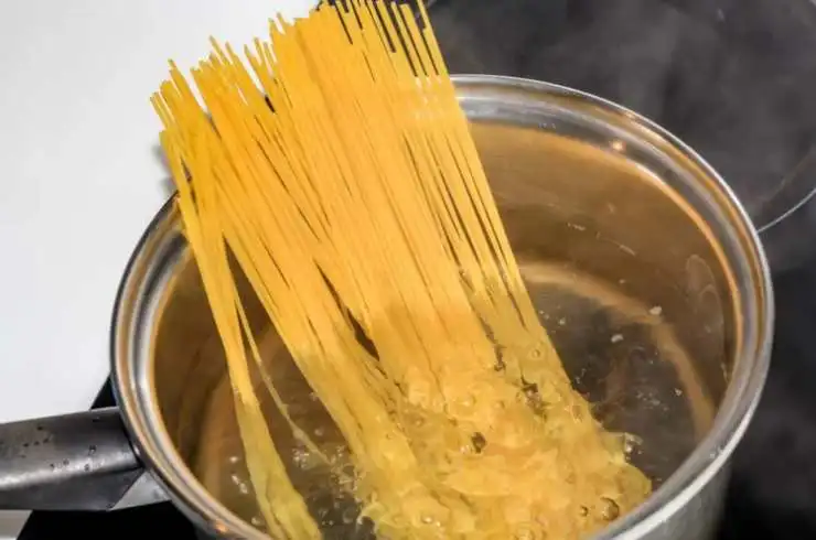 Se non avete pasta avanzata dovrete iniziare cuocendo gli spaghetti: fate bollire l’acqua in una pentola capiente, salate e calate la pasta;