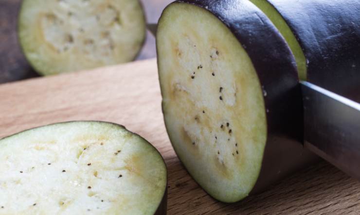 Iniziamo lavando le melanzane, asciugandole e spuntandole, poi tagliamole a pezzetti. Inumidiamo una padella con olio d’oliva e una volta caldo uniamo le melanzane, lasciandole dorare per qualche minuto;