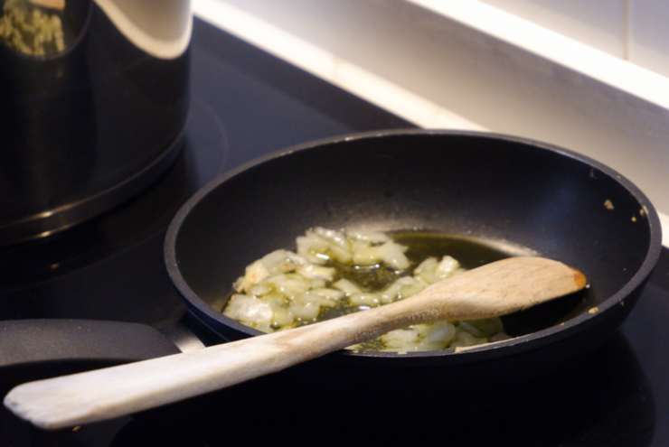 In tegame capiente andiamo a rosolare la cipolla tritata con un filo d’olio d’oliva, lasciamo dorare e accorpiamo la passata di pomodoro. Lasciamo cuocere con un coperchio per una ventina di minuti, rimescolando di tanto in tanto;